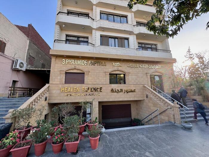 エジプト　ギザ　パピルス店　3 Pyramids Papyrus institute