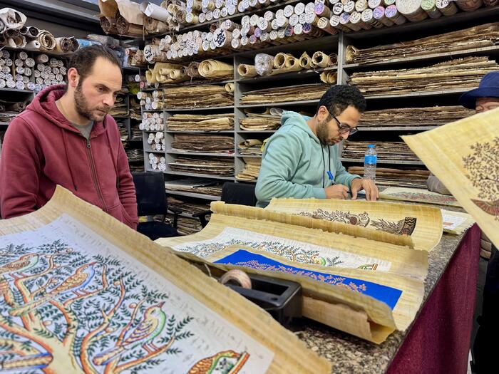 エジプト　ギザ　パピルス店　3 Pyramids Papyrus institute