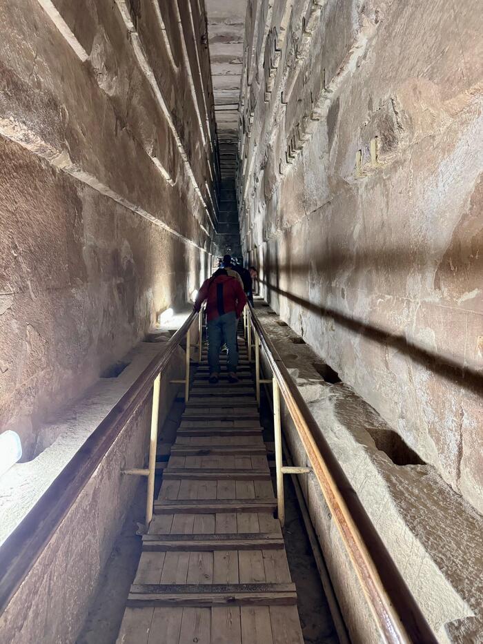 エジプト　ギザ　ギザの三大ピラミッド　クフ王