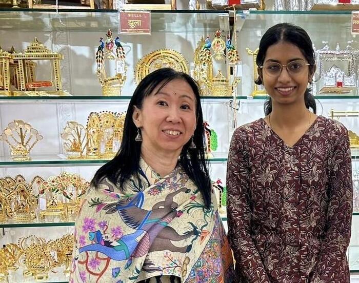 寺院内の売店の店員