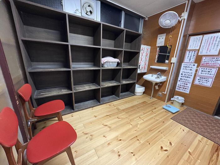 シンプルだけど貴重品ボックスもある脱衣所