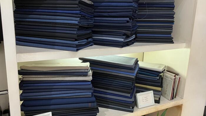 Wwork styleのショップ内にあるスーツの生地