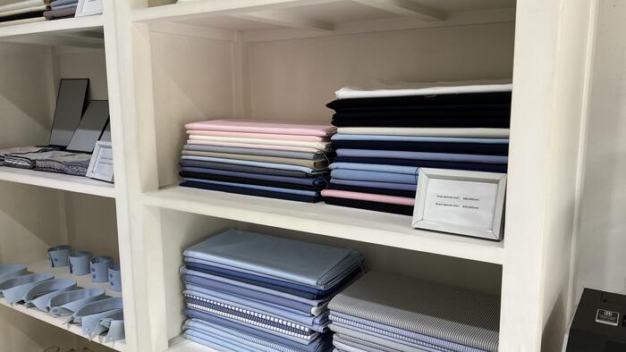 Wwork Stlyeにあるシャツ用の棚。カラフルな布が置かれています