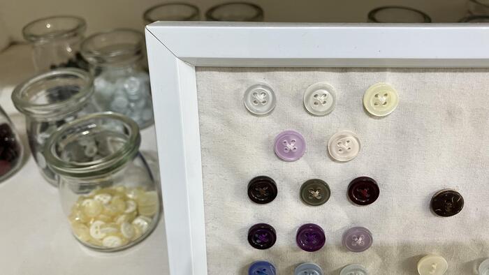 Wwork Style の棚に並んでいるシャツ用のボタン。色とりどりで可愛らしいです