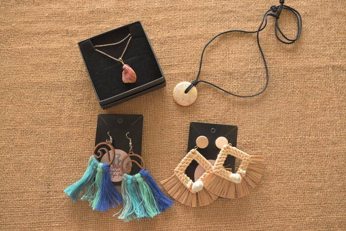 サイパンでとれた貝など使ったアクセサリー$15～幅広くそろう