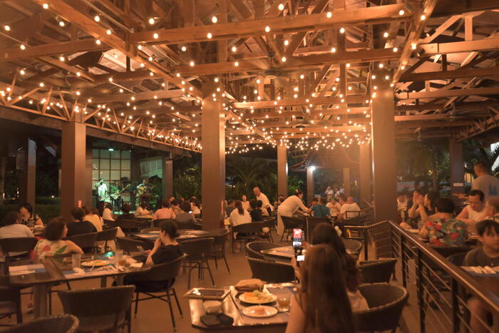 奥の方の席は段の上にあるなどどの席からでもパフォーマンスが楽しめるようになっていた