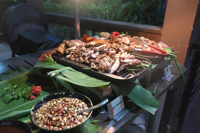 醤油にレモンやライム、玉ねぎや唐辛子が入ったフィナデニソースはポン酢のようにさっぱりしていた