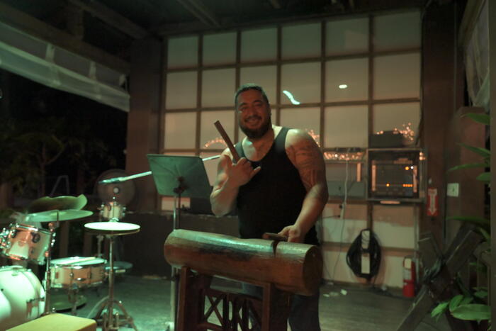 ショーの躍動感を支える伝統的な打楽器ウパグとレックスさん