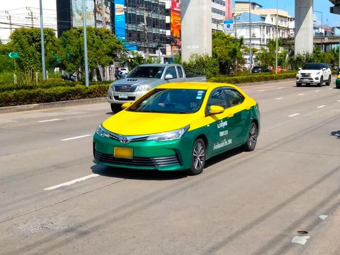 タクシーと電車の利用方法
