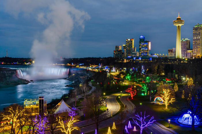 ＜ナイアガラ滝の上流からライトアップされています（Photo by Niagara Falls Tourism）＞