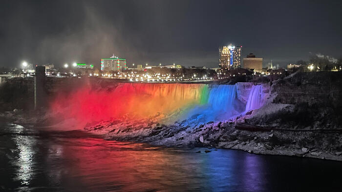 ＜冬の夜にライトアップされたアメリカ滝＞