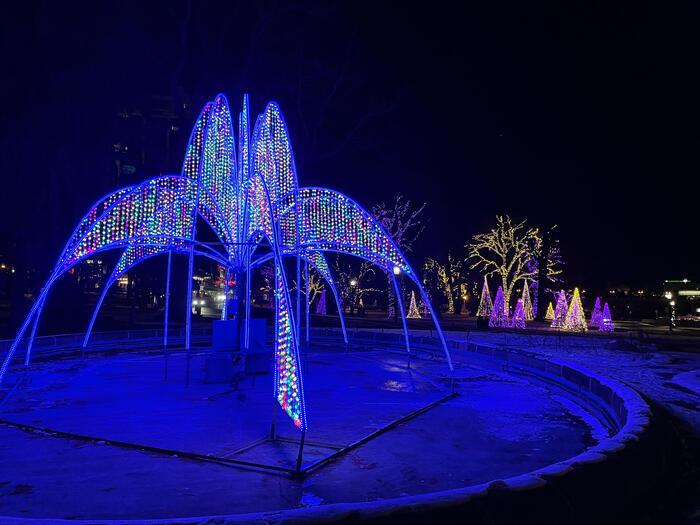 ＜噴水を見立てたライトアップ＞