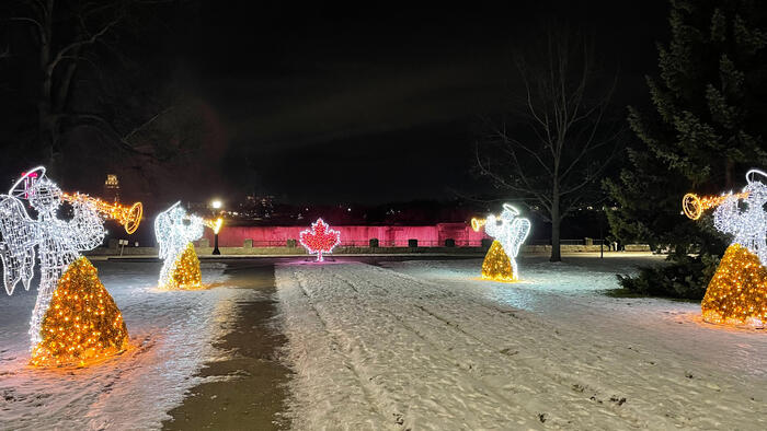＜演奏している天使たち＞
