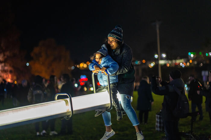 ＜Impulseというシーソーで遊ぶ親子（Photo by Niagara Falls Tourism）＞