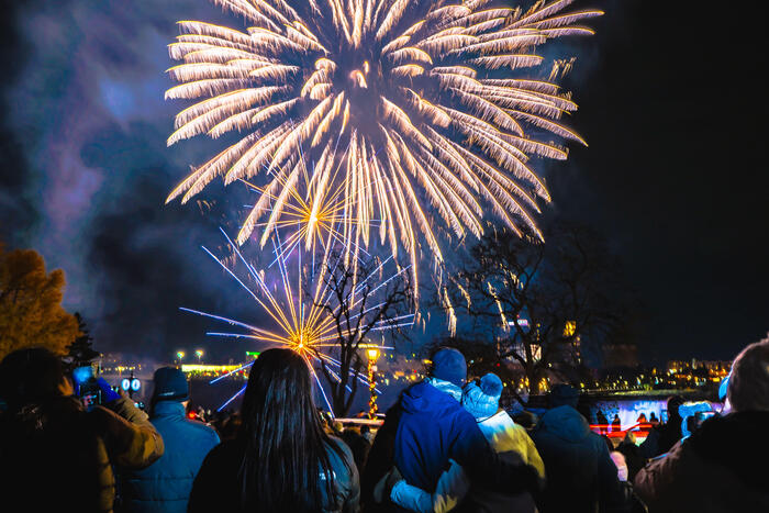 ＜極寒のナイアガラの夜空に上がる花火（Photo by Niagara Falls Tourism）＞