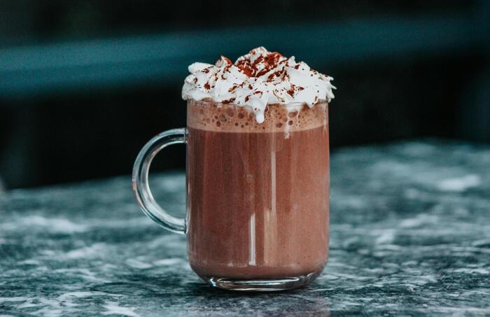 ＜冷えた体を温めてくれるホットチョコレート（Photo by: Doğu Tuncer via Canva)＞