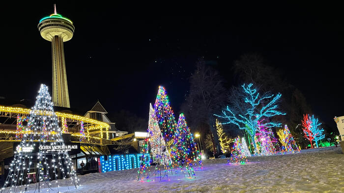 ＜テーブルロックレストラン前のライトアップ＞