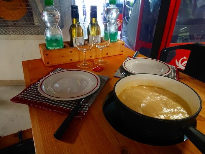 ＜自分たちが乗るゴンドラが到着。チーズフォンデュの準備もばっちりです
