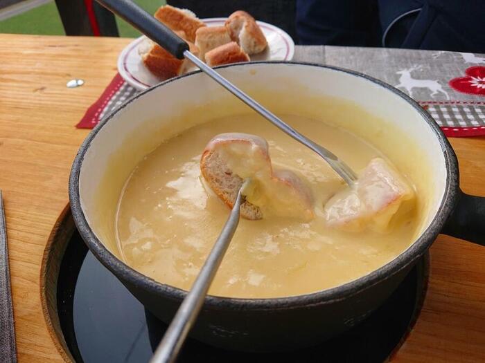 パンを熱々でとろとろのチーズにからめていただきます