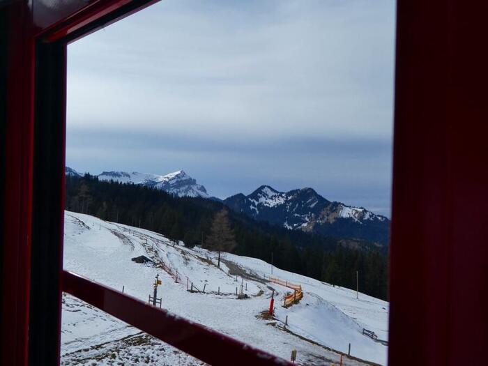 スイスの山の絶景、チーズフォンデュ、そしてワインを同時にいただく贅沢よ