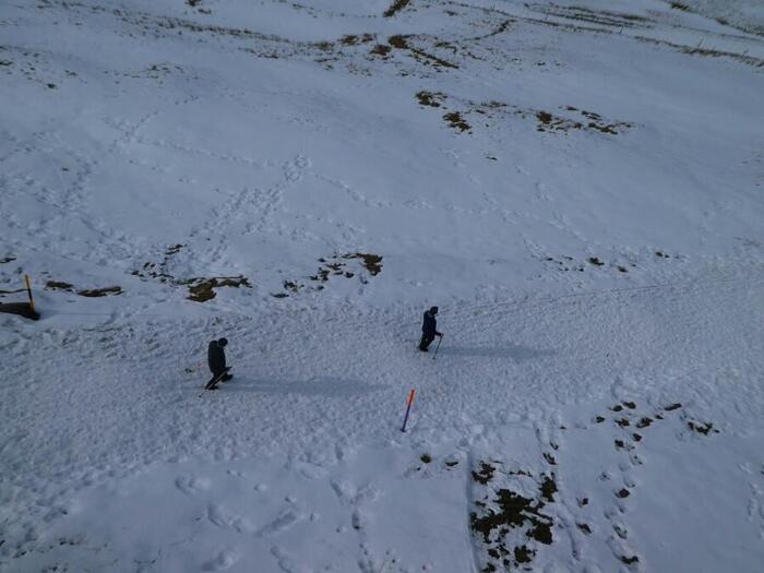 ＜歩いて山を下りてゆく人たちが見えました＞