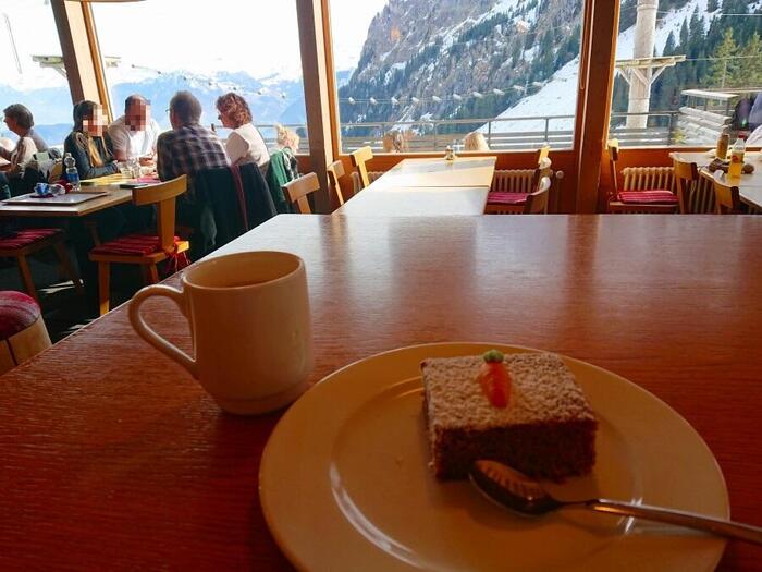 フレックミュンテック駅のレストランでコーヒータイム