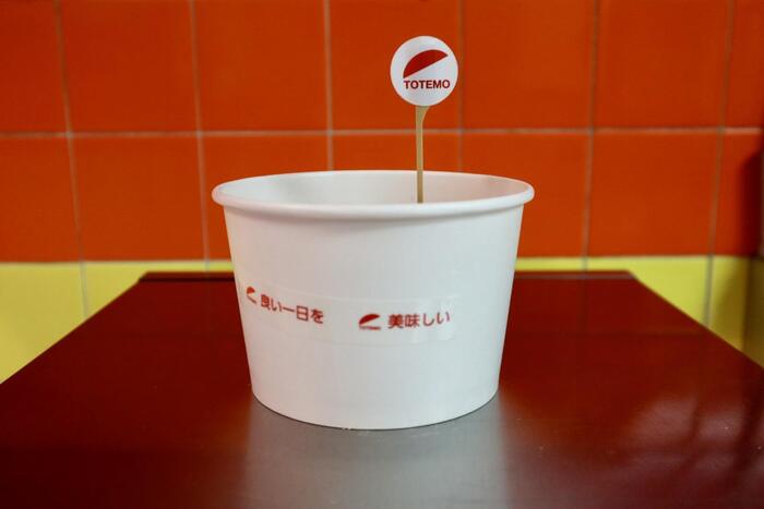 TOTEMOのロゴが付いた紙カップ