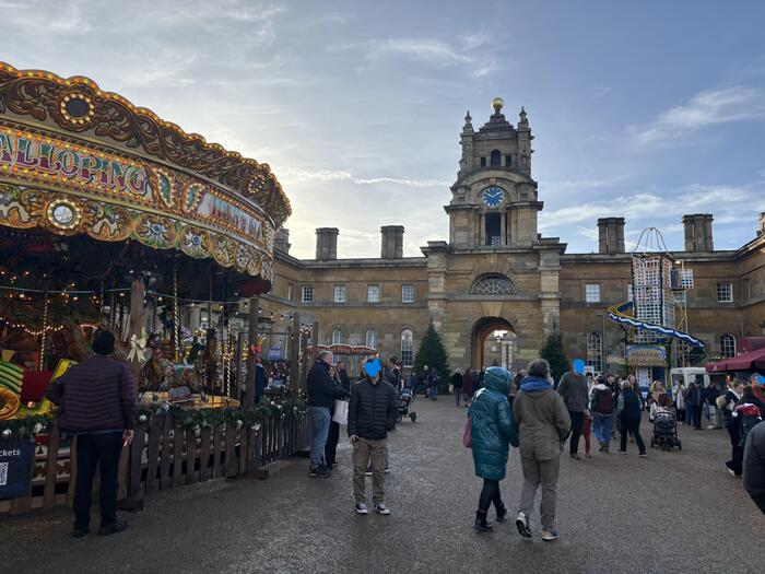 70店舗ほどのストールが立ち並ぶクリスマスマーケット