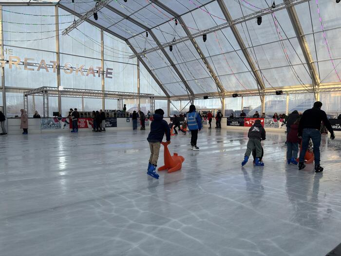 仮設のアイススケートリンクで遊ぶ子供たち