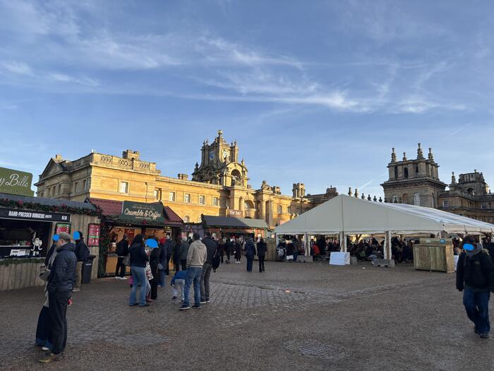 軽食を食べたりホットドリンクの食べ歩きをする人たち