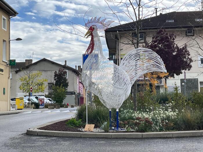 赤いトサカ、白い羽毛、青い脚というフランス国旗色をしたブレス鶏のオブジェ