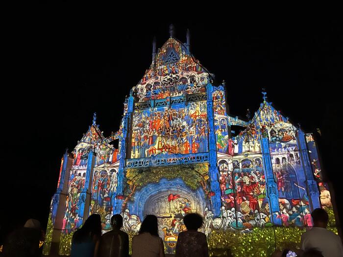 歴史的建造物指定のブルー王立修道院（Monastère Royal de Brou）。屋根の飾り模様が美しいゴシック・フランボワイヤン建築の傑作