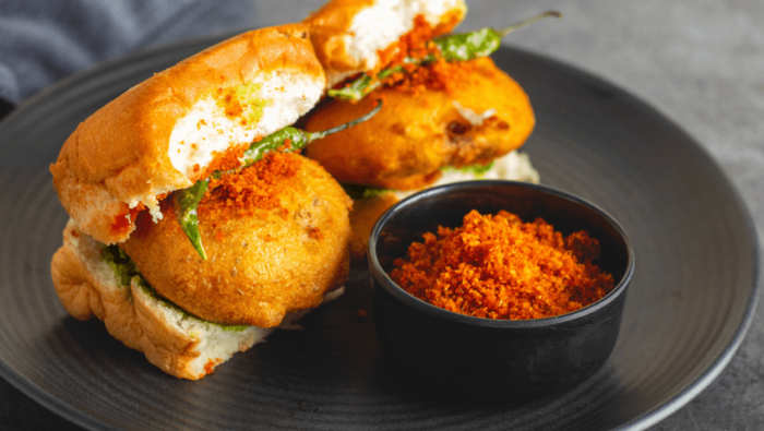 「サモサ」や「バダパウ」などの揚げ物