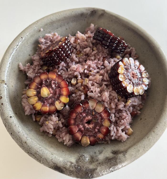 ＜トウモロコシご飯の上に、蒸した大和ルージュをトッピングして＞