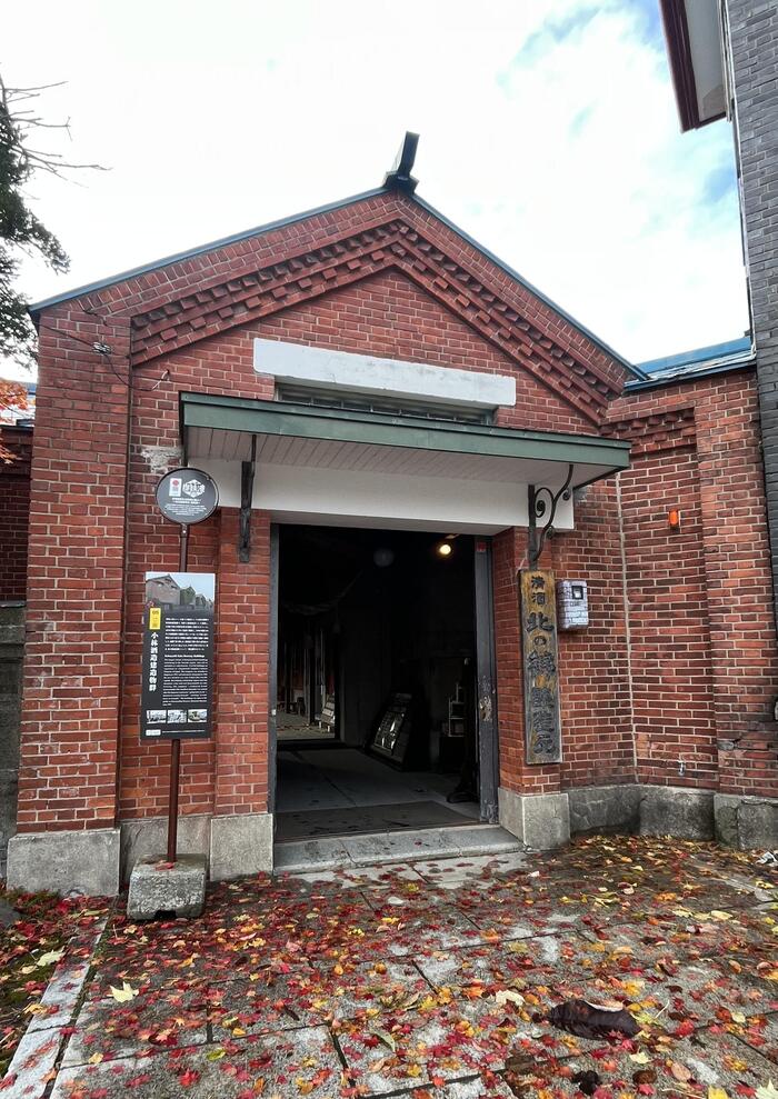 この入口の奥に100年の歴史を感じる建物や資料館があります