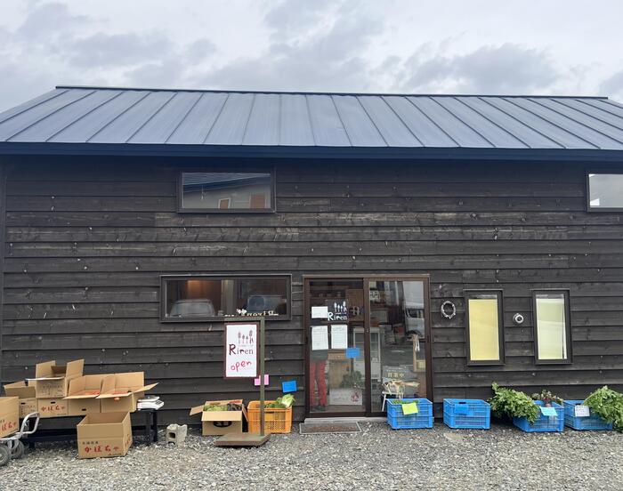 ＜昔の納屋を改装して作ったお母さんのお店。今や怜さんが栽培した野菜の比率が高くなっている？＞