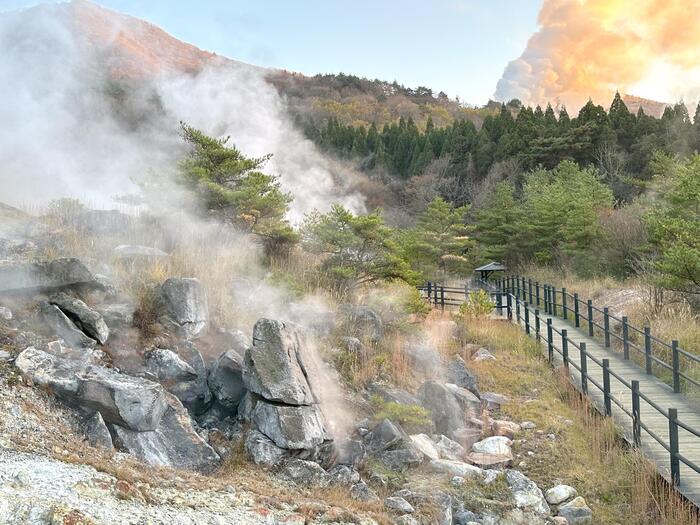 小松地獄 岩から湯けむりがあがっている