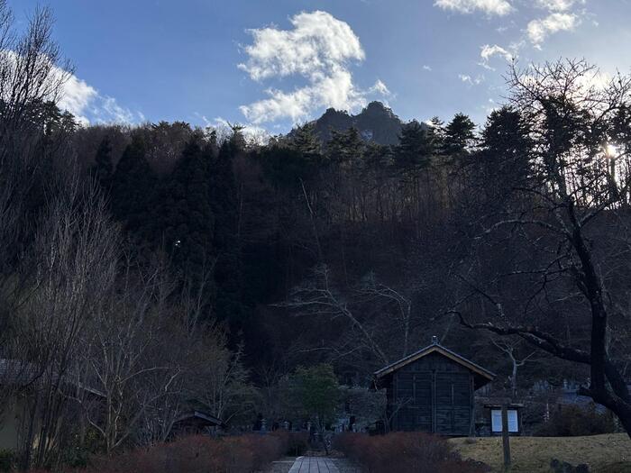 塩田平から見上げる独鈷山。見る場所によって表情が変わる