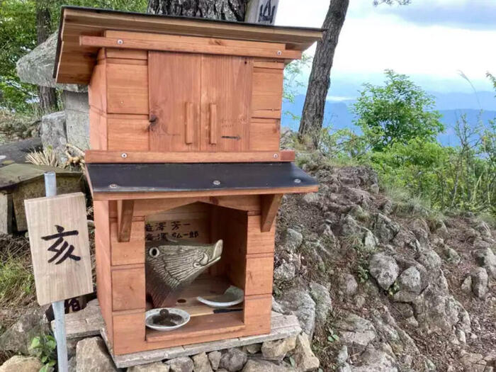  急登を一気に登る最短ルート（宮沢コース）山頂まで干支の像が見守ってくれる