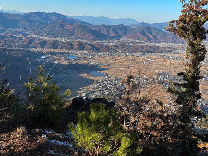 稜線からの上田市方面。四阿山と北信の山が見える