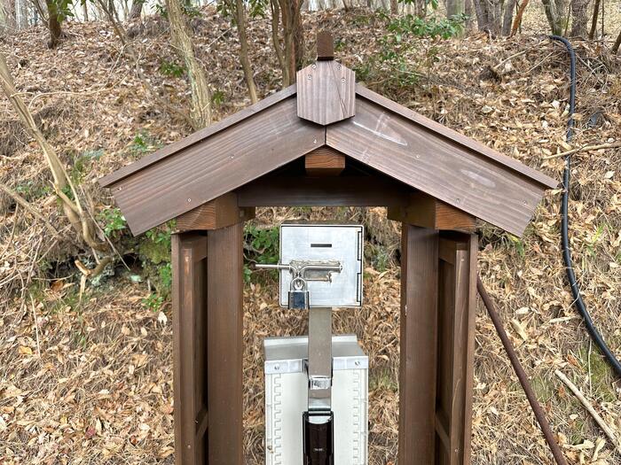 ＜小松地獄の入り口に設置されている募金箱＞