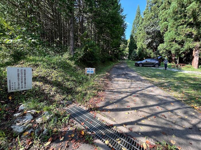 鹿教湯温泉手前の宮沢地区で細い車道へ入り、道なりに上った先に駐車スペース