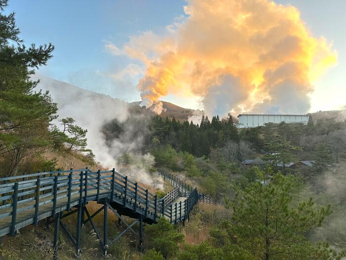 湯けむりが雲のように噴き出している小松地獄