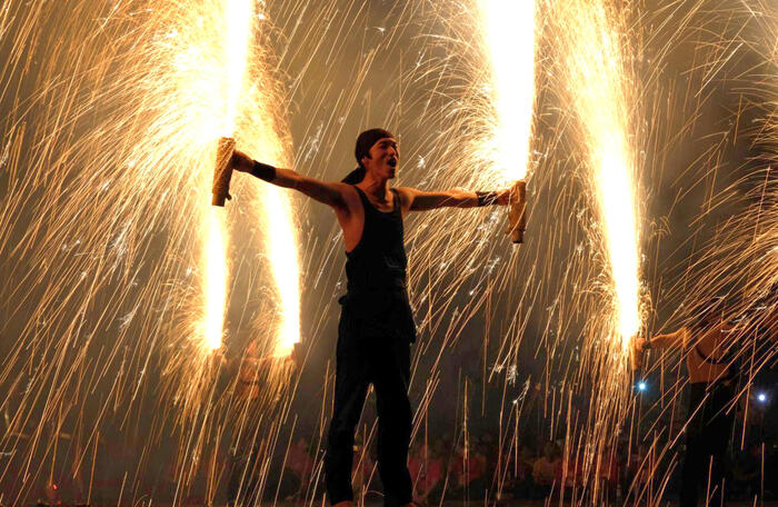 圧倒的なフィナーレを飾る「手筒花火」