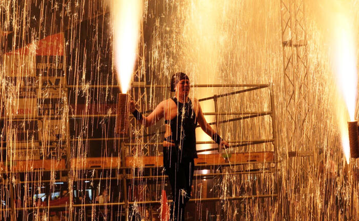 炎と煙が夜空を焦がし、観客の顔を赤く染めるその光景