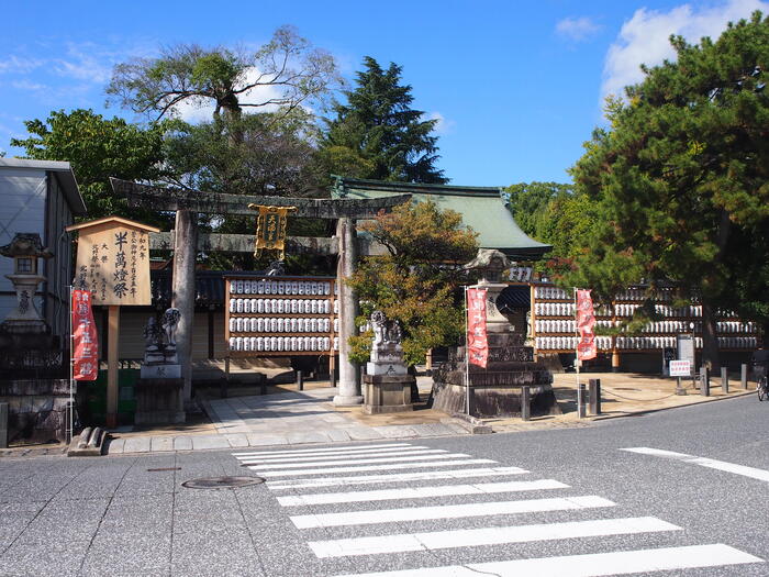 菅原道真公を御祭神としておまつりする北野天満宮の東門