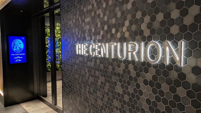 ＜航空会社のラウンジと同じエリアにあります。＞