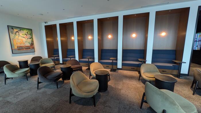 アメリカン・エキスプレスプラチナカードをお持ちの方は入室可能