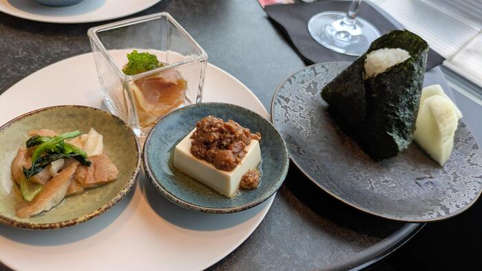 「赤坂 おぎ乃」のメニューとおにぎりは、日本出発の最後の食事として最高の組み合わせ！