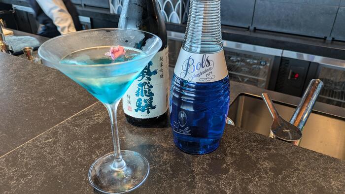 シグネチャー・カクテルの「ブルーバード」は旅立ちにふさわしいカクテルです。